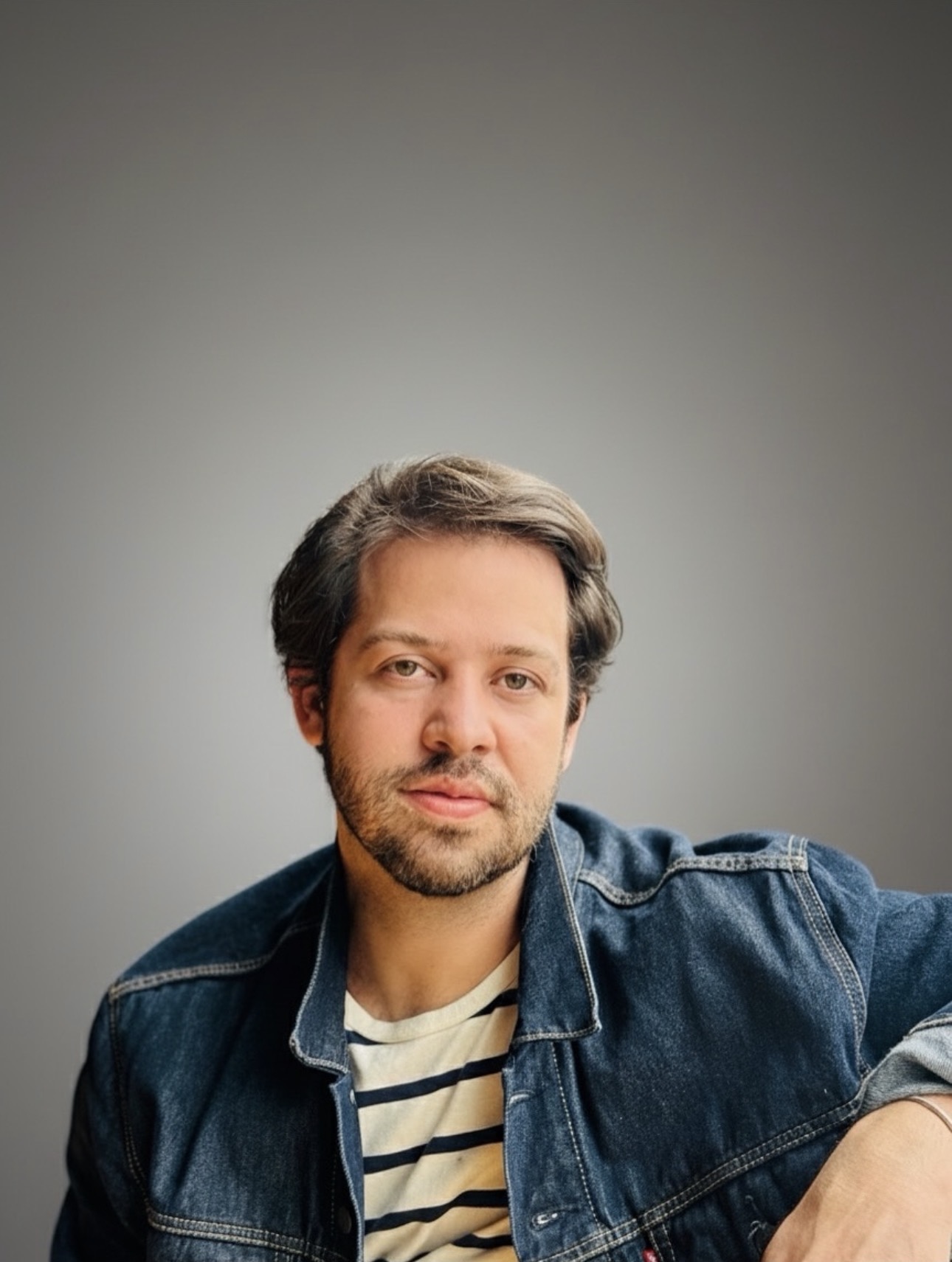 Retrato de Dieggo Santos, creator, em jaqueta jeans