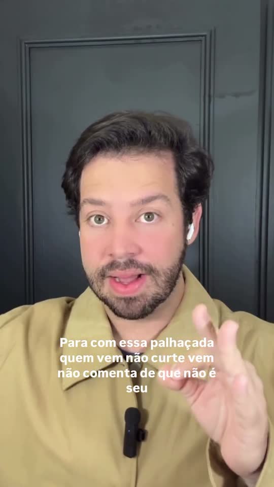 Frame do conteúdo Opinião com a câmera na mão, de @iamdimasdelrey